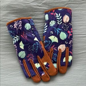 NWOT Gardening gloves